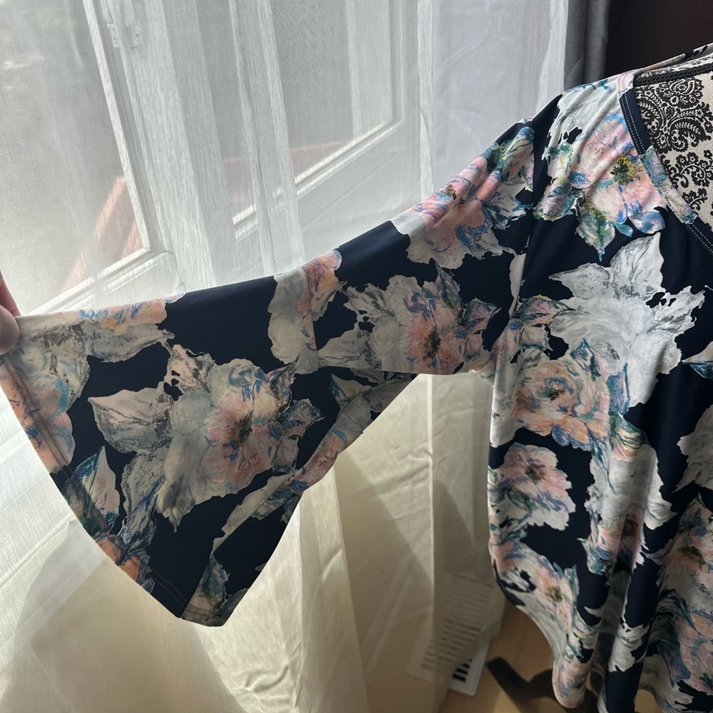 Karen Kane 1x size blouse blue with flowers beautiful pre-owned - Picture 2 of 10